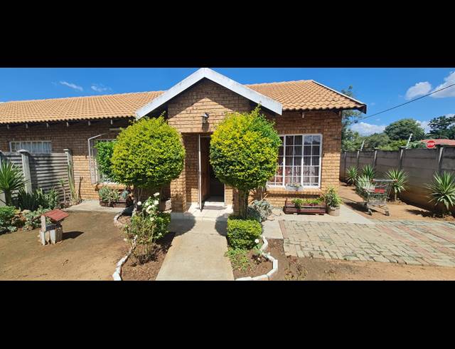 2 BEDROOM TOWNHOUSE FOR SALE IN OOS EINDE